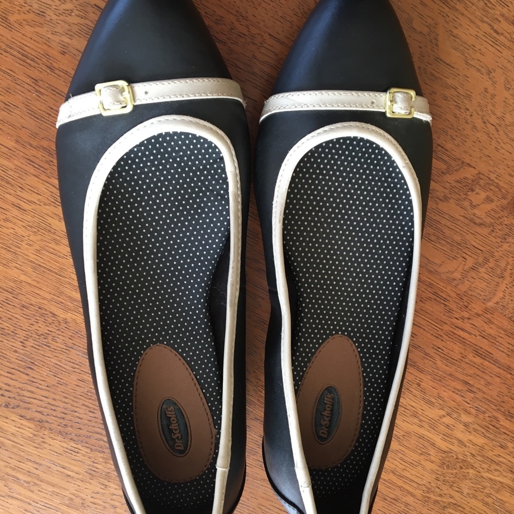 Black leather shoes with white accent trim, excellent condition size 8